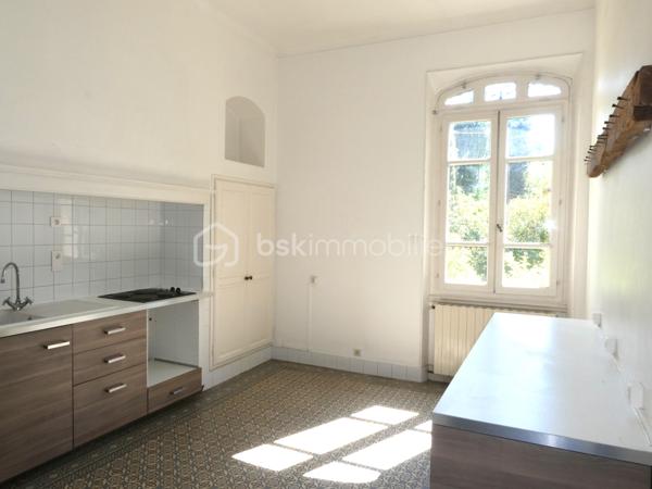 Très Belle maison de Maître en Pierres de 193 m² ! qui se distingue par son Charme Intemporel et offre une façade imposante agrémentée de détails raffinés !
À l’intérieur, de Vastes pièces Lumineuses avec ses Superbes sols en Carreaux ciments d'époques, état irréprochable !
Cheminées en marbre, et hauts plafonds ornés de Moulures d'époques créent une Atmosphère Chaleureuse et Majestueuse. 
Entourée d’un Parc Clos et arboré de 3622 m², cette demeure incarne le raffinement et la qualité de Vie à la Française. 
Idéale pour accueillir famille et amis, une Maison de Maître est bien plus qu’une habitation : c’est un véritable Patrimoine à préserver !
Son Architecture élégante et ses proportions harmonieuses, incarne le raffinement et le charme d'antan ....
Salon et Salle à Manger / Cuisine et arrière cuisine / 5 Chambres / 1 Salle d'eau / 1 Salle de bain / 2 wc 
Volets roulants électriques à l'étage - Portail auto.
Eau de Ville et Forage
GARAGE ET GRANDE CAVE EN SOUS SOL
(prévoir pompe à chaleur)