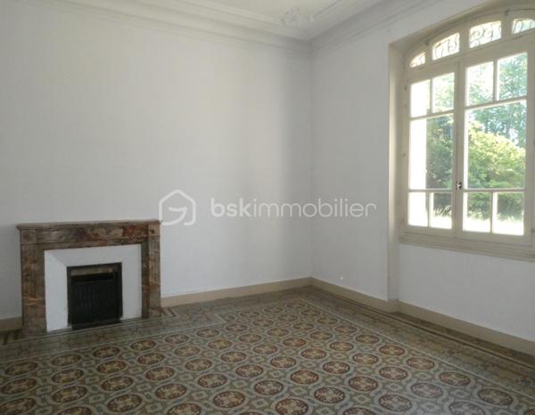 Très Belle maison de Maître en Pierres de 193 m² ! qui se distingue par son Charme Intemporel et offre une façade imposante agrémentée de détails raffinés !
À l’intérieur, de Vastes pièces Lumineuses avec ses Superbes sols en Carreaux ciments d'époques, état irréprochable !
Cheminées en marbre, et hauts plafonds ornés de Moulures d'époques créent une Atmosphère Chaleureuse et Majestueuse. 
Entourée d’un Parc Clos et arboré de 3622 m², cette demeure incarne le raffinement et la qualité de Vie à la Française. 
Idéale pour accueillir famille et amis, une Maison de Maître est bien plus qu’une habitation : c’est un véritable Patrimoine à préserver !
Son Architecture élégante et ses proportions harmonieuses, incarne le raffinement et le charme d'antan ....
Salon et Salle à Manger / Cuisine et arrière cuisine / 5 Chambres / 1 Salle d'eau / 1 Salle de bain / 2 wc 
Volets roulants électriques à l'étage - Portail auto.
Eau de Ville et Forage
GARAGE ET GRANDE CAVE EN SOUS SOL
(prévoir pompe à chaleur)