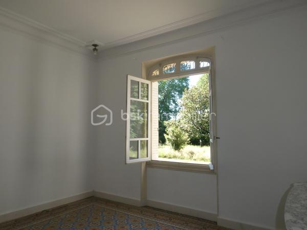 Très Belle maison de Maître en Pierres de 193 m² ! qui se distingue par son Charme Intemporel et offre une façade imposante agrémentée de détails raffinés !
À l’intérieur, de Vastes pièces Lumineuses avec ses Superbes sols en Carreaux ciments d'époques, état irréprochable !
Cheminées en marbre, et hauts plafonds ornés de Moulures d'époques créent une Atmosphère Chaleureuse et Majestueuse. 
Entourée d’un Parc Clos et arboré de 3622 m², cette demeure incarne le raffinement et la qualité de Vie à la Française. 
Idéale pour accueillir famille et amis, une Maison de Maître est bien plus qu’une habitation : c’est un véritable Patrimoine à préserver !
Son Architecture élégante et ses proportions harmonieuses, incarne le raffinement et le charme d'antan ....
Salon et Salle à Manger / Cuisine et arrière cuisine / 5 Chambres / 1 Salle d'eau / 1 Salle de bain / 2 wc 
Volets roulants électriques à l'étage - Portail auto.
Eau de Ville et Forage
GARAGE ET GRANDE CAVE EN SOUS SOL
(prévoir pompe à chaleur)