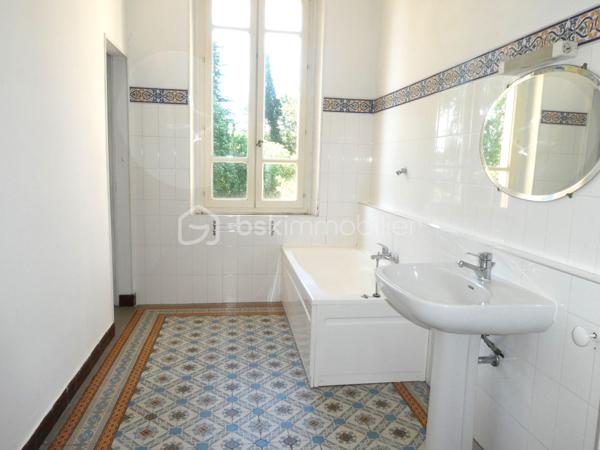 Très Belle maison de Maître en Pierres de 193 m² ! qui se distingue par son Charme Intemporel et offre une façade imposante agrémentée de détails raffinés !
À l’intérieur, de Vastes pièces Lumineuses avec ses Superbes sols en Carreaux ciments d'époques, état irréprochable !
Cheminées en marbre, et hauts plafonds ornés de Moulures d'époques créent une Atmosphère Chaleureuse et Majestueuse. 
Entourée d’un Parc Clos et arboré de 3622 m², cette demeure incarne le raffinement et la qualité de Vie à la Française. 
Idéale pour accueillir famille et amis, une Maison de Maître est bien plus qu’une habitation : c’est un véritable Patrimoine à préserver !
Son Architecture élégante et ses proportions harmonieuses, incarne le raffinement et le charme d'antan ....
Salon et Salle à Manger / Cuisine et arrière cuisine / 5 Chambres / 1 Salle d'eau / 1 Salle de bain / 2 wc 
Volets roulants électriques à l'étage - Portail auto.
Eau de Ville et Forage
GARAGE ET GRANDE CAVE EN SOUS SOL
(prévoir pompe à chaleur)