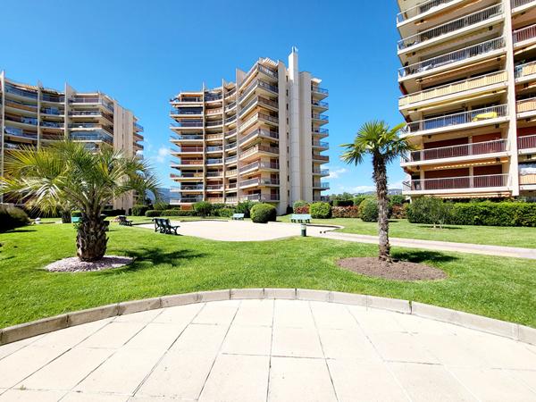 COUP DE COEUR ! Beau 2 pièces avec parking et cave !