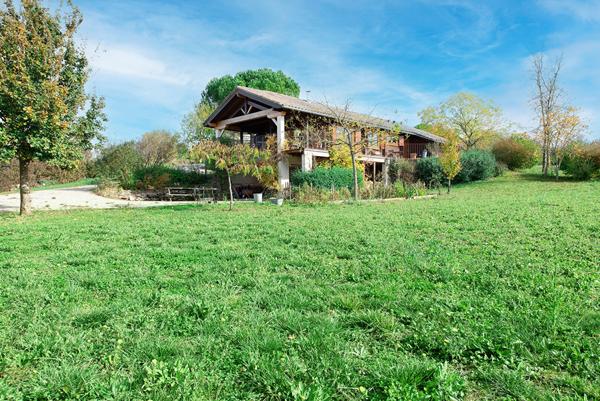 Ensemble immobilier avec gîtes et piscine dans la campagne tarnaise