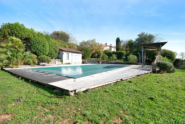 Ensemble immobilier avec gîtes et piscine dans la campagne tarnaise