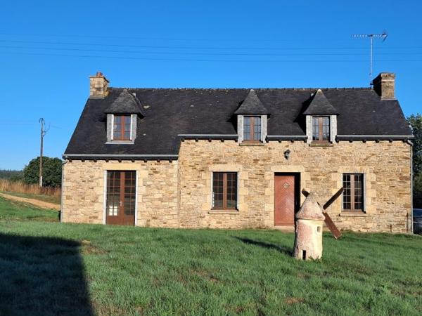 Maison individuelle Plémet 107 m² A louer en campagne de PLEMET (22210) agréable maison en pierre d'une superficie de 107 m² comprenant au rez-de-chaussée : entrée, cuisine aménagée, une chambre, salle de séjour, un WC. A l'étage : 3 chambres, une salle de bain, un WC et un espace de rangement sous le rampant. Garage attenant, local chaudière. Dépendance non attenante à la maison. Terrain devant la maison. Loyer mensuel 850,00 € + 30,00 € de charges (entretien chaudière + ordures ménagères). Honoraires à la charge du locataire 510,00 € TTC. Libre de suite