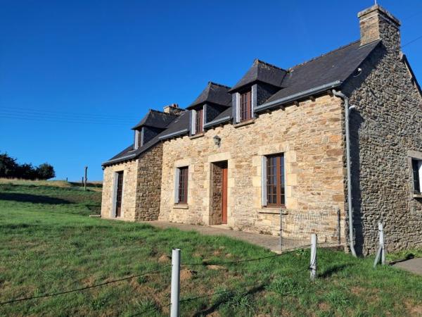 Maison individuelle Plémet 107 m² A louer en campagne de PLEMET (22210) agréable maison en pierre d'une superficie de 107 m² comprenant au rez-de-chaussée : entrée, cuisine aménagée, une chambre, salle de séjour, un WC. A l'étage : 3 chambres, une salle de bain, un WC et un espace de rangement sous le rampant. Garage attenant, local chaudière. Dépendance non attenante à la maison. Terrain devant la maison. Loyer mensuel 850,00 € + 30,00 € de charges (entretien chaudière + ordures ménagères). Honoraires à la charge du locataire 510,00 € TTC. Libre de suite