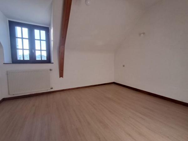 Maison individuelle Plémet 107 m² A louer en campagne de PLEMET (22210) agréable maison en pierre d'une superficie de 107 m² comprenant au rez-de-chaussée : entrée, cuisine aménagée, une chambre, salle de séjour, un WC. A l'étage : 3 chambres, une salle de bain, un WC et un espace de rangement sous le rampant. Garage attenant, local chaudière. Dépendance non attenante à la maison. Terrain devant la maison. Loyer mensuel 850,00 € + 30,00 € de charges (entretien chaudière + ordures ménagères). Honoraires à la charge du locataire 510,00 € TTC. Libre de suite