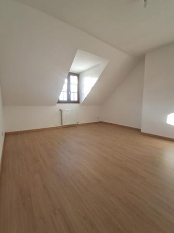 Maison individuelle Plémet 107 m² A louer en campagne de PLEMET (22210) agréable maison en pierre d'une superficie de 107 m² comprenant au rez-de-chaussée : entrée, cuisine aménagée, une chambre, salle de séjour, un WC. A l'étage : 3 chambres, une salle de bain, un WC et un espace de rangement sous le rampant. Garage attenant, local chaudière. Dépendance non attenante à la maison. Terrain devant la maison. Loyer mensuel 850,00 € + 30,00 € de charges (entretien chaudière + ordures ménagères). Honoraires à la charge du locataire 510,00 € TTC. Libre de suite
