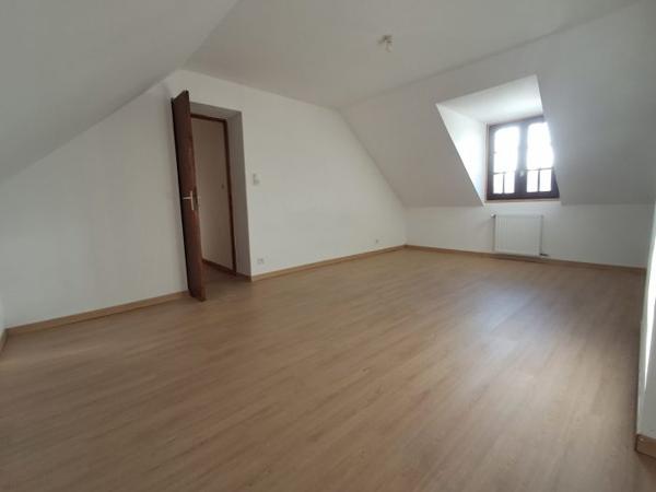 Maison individuelle Plémet 107 m² A louer en campagne de PLEMET (22210) agréable maison en pierre d'une superficie de 107 m² comprenant au rez-de-chaussée : entrée, cuisine aménagée, une chambre, salle de séjour, un WC. A l'étage : 3 chambres, une salle de bain, un WC et un espace de rangement sous le rampant. Garage attenant, local chaudière. Dépendance non attenante à la maison. Terrain devant la maison. Loyer mensuel 850,00 € + 30,00 € de charges (entretien chaudière + ordures ménagères). Honoraires à la charge du locataire 510,00 € TTC. Libre de suite