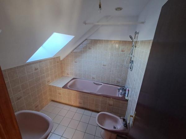 Maison individuelle Plémet 107 m² A louer en campagne de PLEMET (22210) agréable maison en pierre d'une superficie de 107 m² comprenant au rez-de-chaussée : entrée, cuisine aménagée, une chambre, salle de séjour, un WC. A l'étage : 3 chambres, une salle de bain, un WC et un espace de rangement sous le rampant. Garage attenant, local chaudière. Dépendance non attenante à la maison. Terrain devant la maison. Loyer mensuel 850,00 € + 30,00 € de charges (entretien chaudière + ordures ménagères). Honoraires à la charge du locataire 510,00 € TTC. Libre de suite