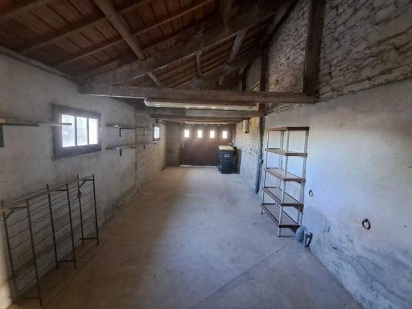 Maison individuelle Plémet 107 m² A louer en campagne de PLEMET (22210) agréable maison en pierre d'une superficie de 107 m² comprenant au rez-de-chaussée : entrée, cuisine aménagée, une chambre, salle de séjour, un WC. A l'étage : 3 chambres, une salle de bain, un WC et un espace de rangement sous le rampant. Garage attenant, local chaudière. Dépendance non attenante à la maison. Terrain devant la maison. Loyer mensuel 850,00 € + 30,00 € de charges (entretien chaudière + ordures ménagères). Honoraires à la charge du locataire 510,00 € TTC. Libre de suite