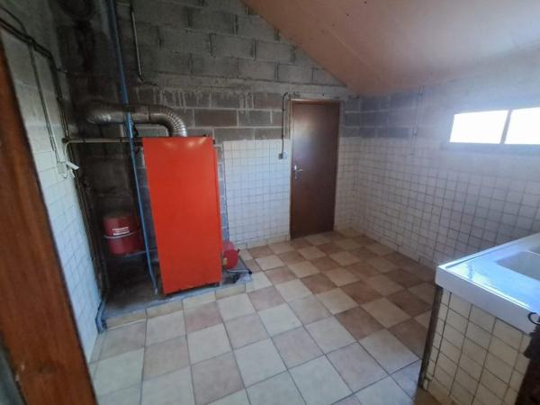 Maison individuelle Plémet 107 m² A louer en campagne de PLEMET (22210) agréable maison en pierre d'une superficie de 107 m² comprenant au rez-de-chaussée : entrée, cuisine aménagée, une chambre, salle de séjour, un WC. A l'étage : 3 chambres, une salle de bain, un WC et un espace de rangement sous le rampant. Garage attenant, local chaudière. Dépendance non attenante à la maison. Terrain devant la maison. Loyer mensuel 850,00 € + 30,00 € de charges (entretien chaudière + ordures ménagères). Honoraires à la charge du locataire 510,00 € TTC. Libre de suite