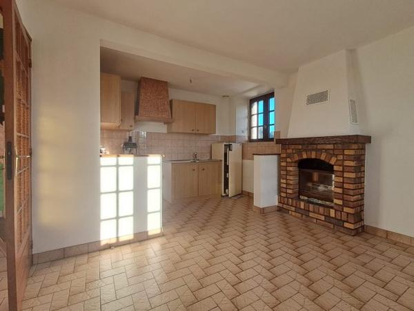 Maison individuelle Plémet 107 m² A louer en campagne de PLEMET (22210) agréable maison en pierre d'une superficie de 107 m² comprenant au rez-de-chaussée : entrée, cuisine aménagée, une chambre, salle de séjour, un WC. A l'étage : 3 chambres, une salle de bain, un WC et un espace de rangement sous le rampant. Garage attenant, local chaudière. Dépendance non attenante à la maison. Terrain devant la maison. Loyer mensuel 850,00 € + 30,00 € de charges (entretien chaudière + ordures ménagères). Honoraires à la charge du locataire 510,00 € TTC. Libre de suite