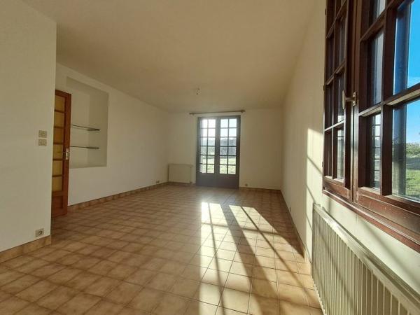 Maison individuelle Plémet 107 m² A louer en campagne de PLEMET (22210) agréable maison en pierre d'une superficie de 107 m² comprenant au rez-de-chaussée : entrée, cuisine aménagée, une chambre, salle de séjour, un WC. A l'étage : 3 chambres, une salle de bain, un WC et un espace de rangement sous le rampant. Garage attenant, local chaudière. Dépendance non attenante à la maison. Terrain devant la maison. Loyer mensuel 850,00 € + 30,00 € de charges (entretien chaudière + ordures ménagères). Honoraires à la charge du locataire 510,00 € TTC. Libre de suite