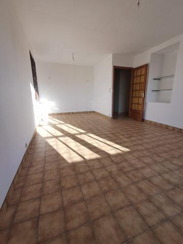 Maison individuelle Plémet 107 m² A louer en campagne de PLEMET (22210) agréable maison en pierre d'une superficie de 107 m² comprenant au rez-de-chaussée : entrée, cuisine aménagée, une chambre, salle de séjour, un WC. A l'étage : 3 chambres, une salle de bain, un WC et un espace de rangement sous le rampant. Garage attenant, local chaudière. Dépendance non attenante à la maison. Terrain devant la maison. Loyer mensuel 850,00 € + 30,00 € de charges (entretien chaudière + ordures ménagères). Honoraires à la charge du locataire 510,00 € TTC. Libre de suite