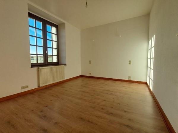Maison individuelle Plémet 107 m² A louer en campagne de PLEMET (22210) agréable maison en pierre d'une superficie de 107 m² comprenant au rez-de-chaussée : entrée, cuisine aménagée, une chambre, salle de séjour, un WC. A l'étage : 3 chambres, une salle de bain, un WC et un espace de rangement sous le rampant. Garage attenant, local chaudière. Dépendance non attenante à la maison. Terrain devant la maison. Loyer mensuel 850,00 € + 30,00 € de charges (entretien chaudière + ordures ménagères). Honoraires à la charge du locataire 510,00 € TTC. Libre de suite