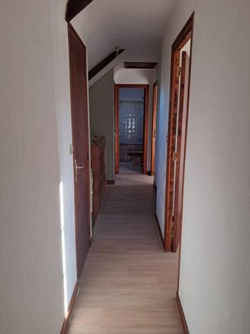 Maison individuelle Plémet 107 m² A louer en campagne de PLEMET (22210) agréable maison en pierre d'une superficie de 107 m² comprenant au rez-de-chaussée : entrée, cuisine aménagée, une chambre, salle de séjour, un WC. A l'étage : 3 chambres, une salle de bain, un WC et un espace de rangement sous le rampant. Garage attenant, local chaudière. Dépendance non attenante à la maison. Terrain devant la maison. Loyer mensuel 850,00 € + 30,00 € de charges (entretien chaudière + ordures ménagères). Honoraires à la charge du locataire 510,00 € TTC. Libre de suite