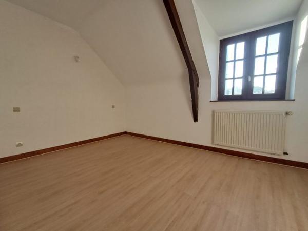 Maison individuelle Plémet 107 m² A louer en campagne de PLEMET (22210) agréable maison en pierre d'une superficie de 107 m² comprenant au rez-de-chaussée : entrée, cuisine aménagée, une chambre, salle de séjour, un WC. A l'étage : 3 chambres, une salle de bain, un WC et un espace de rangement sous le rampant. Garage attenant, local chaudière. Dépendance non attenante à la maison. Terrain devant la maison. Loyer mensuel 850,00 € + 30,00 € de charges (entretien chaudière + ordures ménagères). Honoraires à la charge du locataire 510,00 € TTC. Libre de suite
