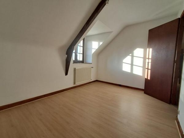 Maison individuelle Plémet 107 m² A louer en campagne de PLEMET (22210) agréable maison en pierre d'une superficie de 107 m² comprenant au rez-de-chaussée : entrée, cuisine aménagée, une chambre, salle de séjour, un WC. A l'étage : 3 chambres, une salle de bain, un WC et un espace de rangement sous le rampant. Garage attenant, local chaudière. Dépendance non attenante à la maison. Terrain devant la maison. Loyer mensuel 850,00 € + 30,00 € de charges (entretien chaudière + ordures ménagères). Honoraires à la charge du locataire 510,00 € TTC. Libre de suite