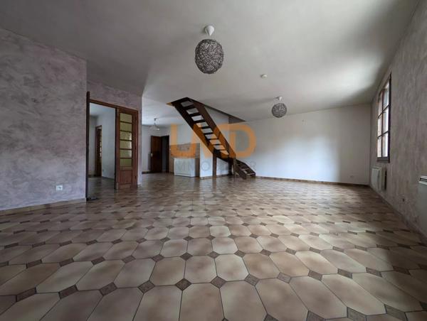 Maison de Village avec Grande Terrasse et Local Commercial