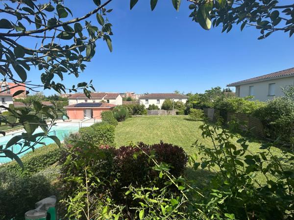 Résidence LE CLOS DE CEDRES - Maison T4 mitoyenne 80 m² avec terrasse, garage, piscine et cadre verdoyant