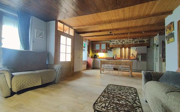 Maison à vendre    4 pièces •  Laguiole