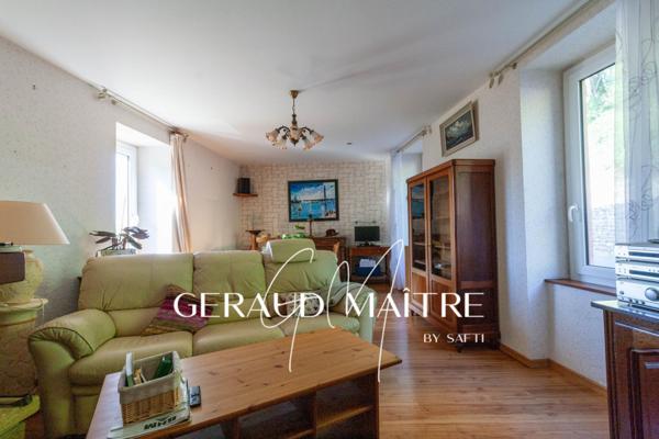 Maison de village 5 ch avec jardin et garage, vue sur la rivière.