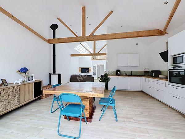 Maison à vendre de plain-pied de 92m2 en coeur de bourg de Segré, avec 2 chambres et une cour en extérieur !