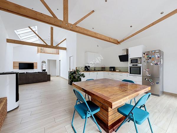 Maison à vendre de plain-pied de 92m2 en coeur de bourg de Segré, avec 2 chambres et une cour en extérieur !