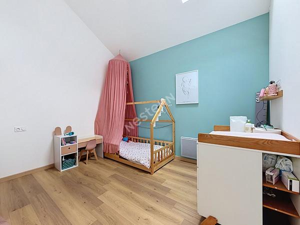 Maison à vendre de plain-pied de 92m2 en coeur de bourg de Segré, avec 2 chambres et une cour en extérieur !