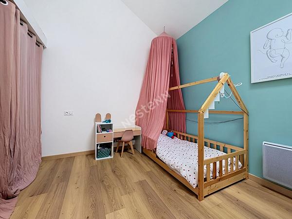 Maison à vendre de plain-pied de 92m2 en coeur de bourg de Segré, avec 2 chambres et une cour en extérieur !