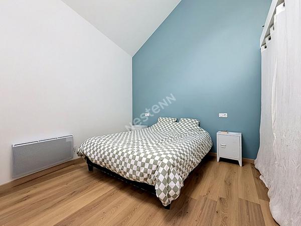 Maison à vendre de plain-pied de 92m2 en coeur de bourg de Segré, avec 2 chambres et une cour en extérieur !