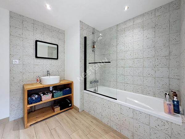 Maison à vendre de plain-pied de 92m2 en coeur de bourg de Segré, avec 2 chambres et une cour en extérieur !