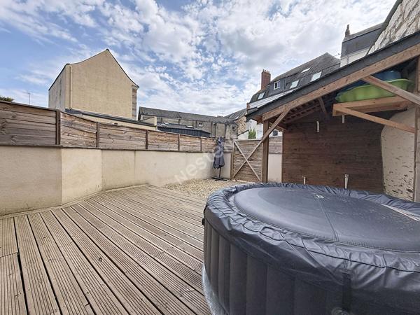 Maison à vendre de plain-pied de 92m2 en coeur de bourg de Segré, avec 2 chambres et une cour en extérieur !