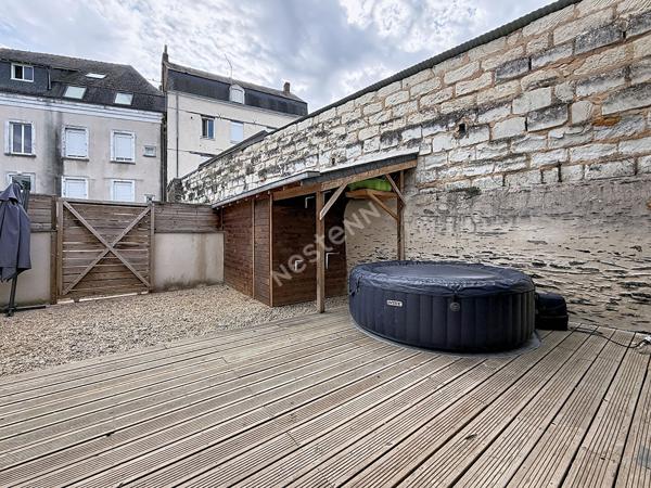 Maison à vendre de plain-pied de 92m2 en coeur de bourg de Segré, avec 2 chambres et une cour en extérieur !