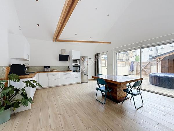 Maison à vendre de plain-pied de 92m2 en coeur de bourg de Segré, avec 2 chambres et une cour en extérieur !