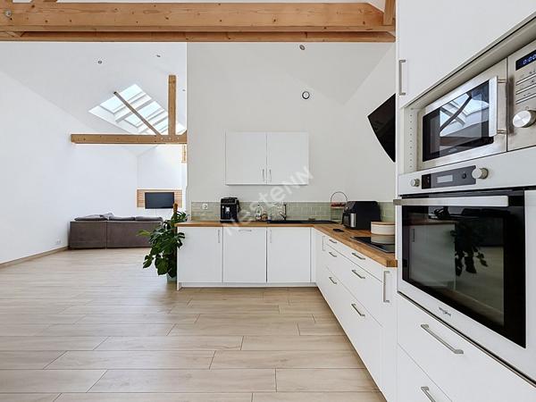 Maison à vendre de plain-pied de 92m2 en coeur de bourg de Segré, avec 2 chambres et une cour en extérieur !