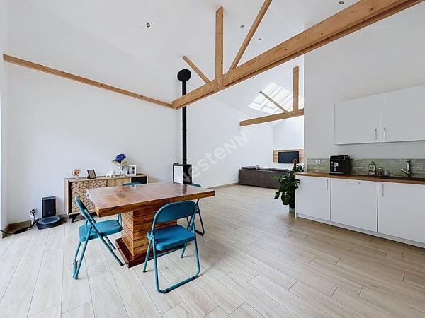Maison à vendre de plain-pied de 92m2 en coeur de bourg de Segré, avec 2 chambres et une cour en extérieur !