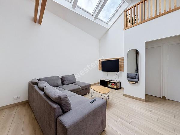 Maison à vendre de plain-pied de 92m2 en coeur de bourg de Segré, avec 2 chambres et une cour en extérieur !