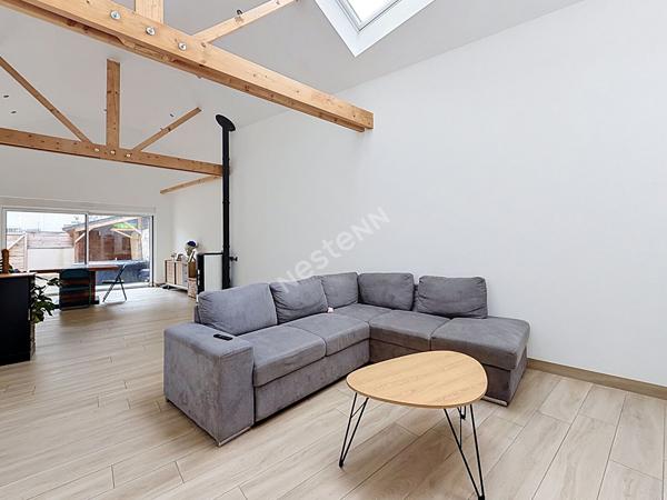 Maison à vendre de plain-pied de 92m2 en coeur de bourg de Segré, avec 2 chambres et une cour en extérieur !