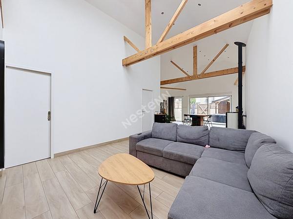 Maison à vendre de plain-pied de 92m2 en coeur de bourg de Segré, avec 2 chambres et une cour en extérieur !