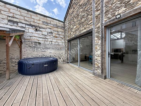 Maison à vendre de plain-pied de 92m2 en coeur de bourg de Segré, avec 2 chambres et une cour en extérieur !