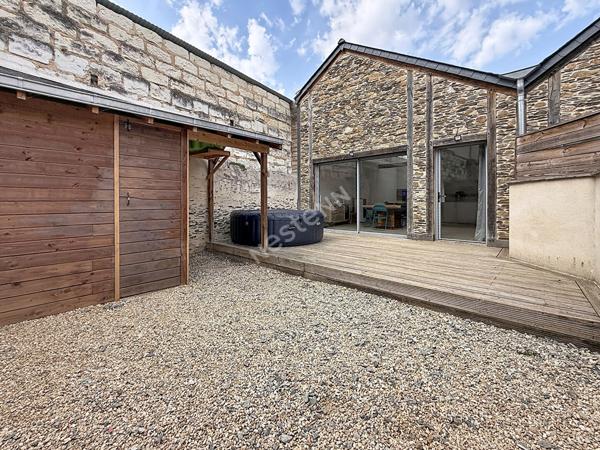 Maison à vendre de plain-pied de 92m2 en coeur de bourg de Segré, avec 2 chambres et une cour en extérieur !
