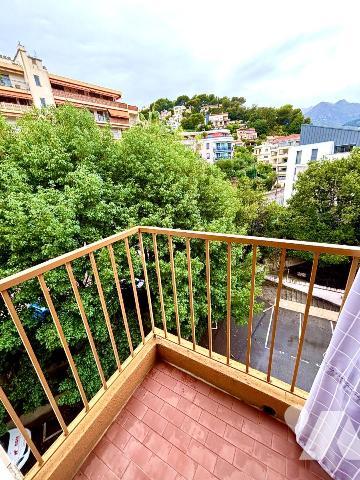 Roquebrune-Cap-Martin, CARNOLES, 4 pièces de 76 m², 4 balcons, parking et cave