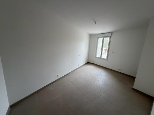 LONGERE RENOVEE 4 CHAMBRES - GARAGE - TERRAIN