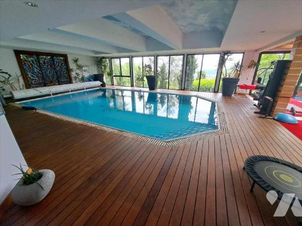 

Dans un secteur très prisé avec un  parc de 8607 m²
entièrement clos,Magnifique demeure surpl...