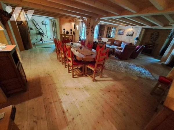 

Dans un secteur très prisé avec un  parc de 8607 m²
entièrement clos,Magnifique demeure surpl...