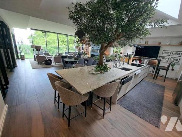 

Dans un secteur très prisé avec un  parc de 8607 m²
entièrement clos,Magnifique demeure surpl...