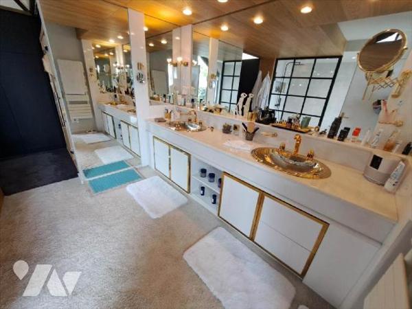 

Dans un secteur très prisé avec un  parc de 8607 m²
entièrement clos,Magnifique demeure surpl...