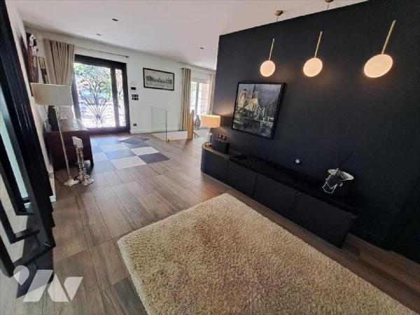 

Dans un secteur très prisé avec un  parc de 8607 m²
entièrement clos,Magnifique demeure surpl...