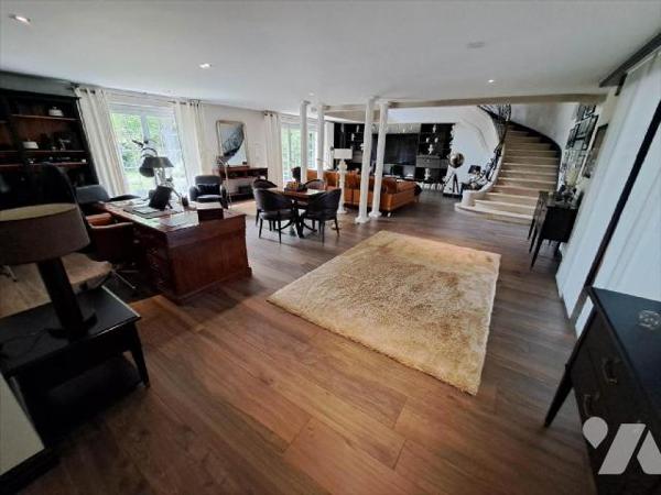 

Dans un secteur très prisé avec un  parc de 8607 m²
entièrement clos,Magnifique demeure surpl...